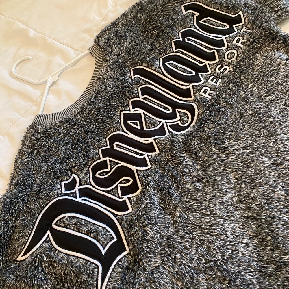 Disneyland Resort Gray Fuzzy Sherpa Spirit Jersey